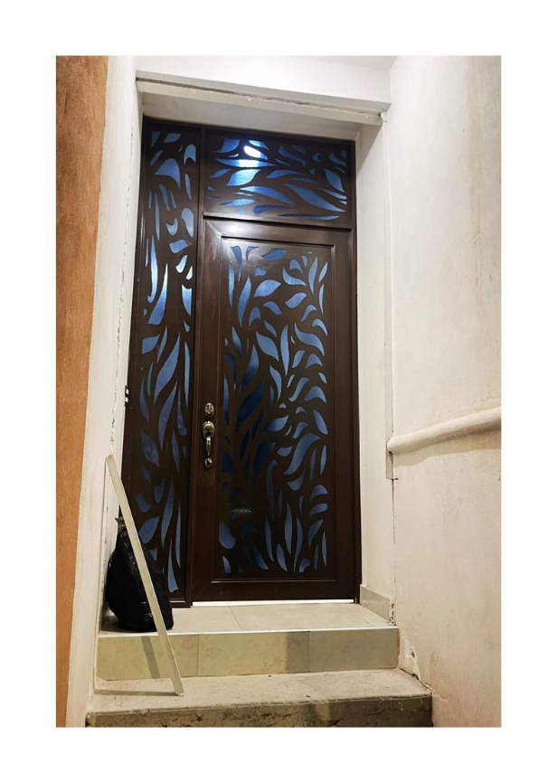 Puerta con celosía CNC