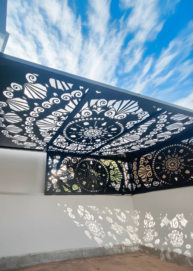 Pérgola metálica con celosía