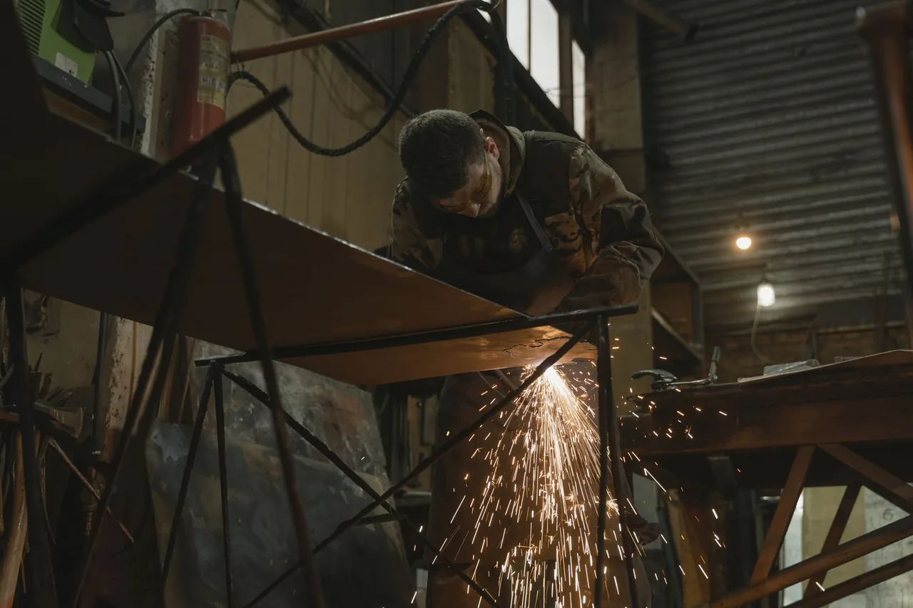 Fabricación metálica en taller industrial
