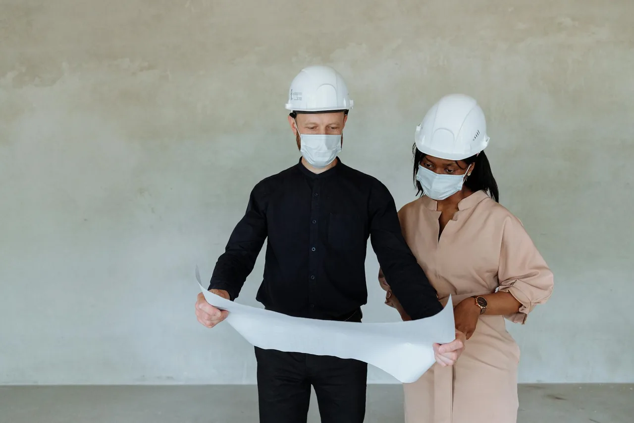 Ingenieros revisando un plano en obra