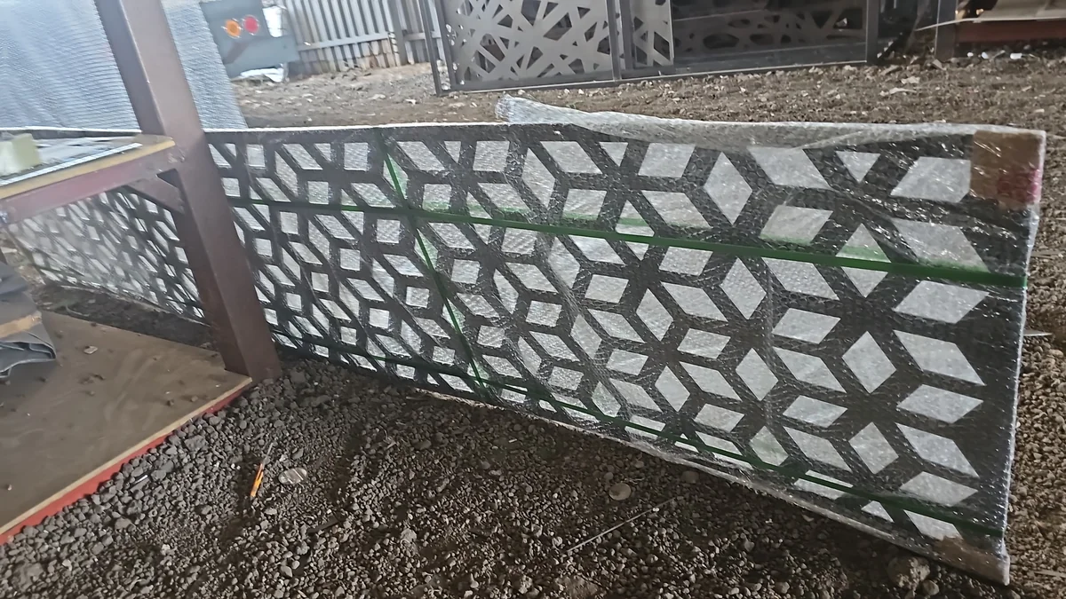 Celosía metálica empacada con burbuja y flejes, lista para envío a obra