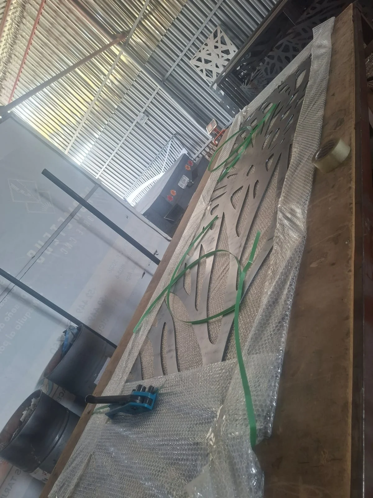 Empaque de celosía metálica con plástico burbuja y fleje en el taller de Prometeus
