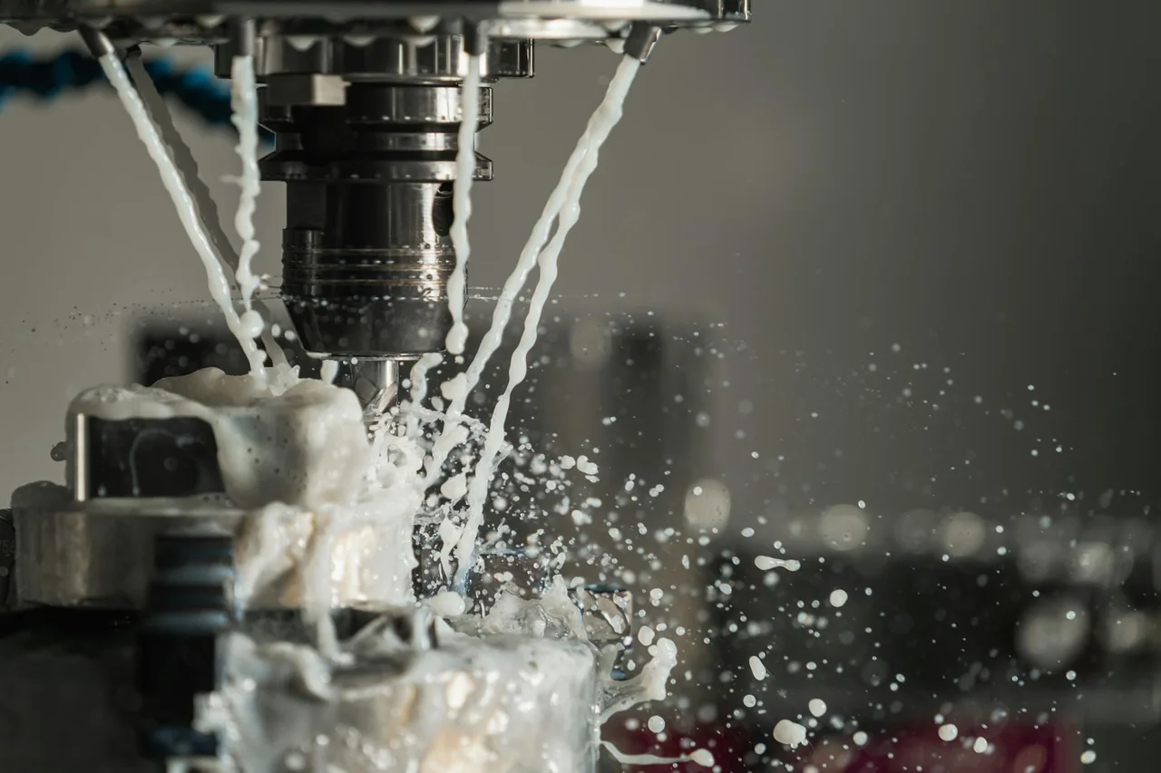 Máquina CNC para corte de metal a medida