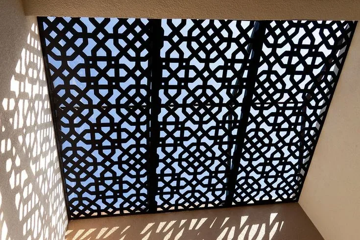 parasol de celosia metalica negra con patron arabe geometrico en techo